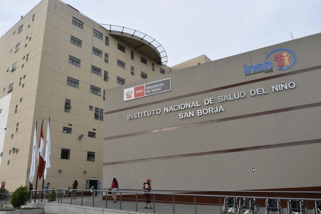 La directora del Instituto Nacional del Niño, Zulema Tomás, dijo que la menor fue operada el martes durante cinco horas para retirarle dos clavos de 16 centímetros. Foto tomada de www.insnsb.gob.pe
