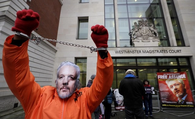 Un manifestante disfrazado de Julian Assange protesta afuera de las Cortes de Westminster en Londres. Foto Ap