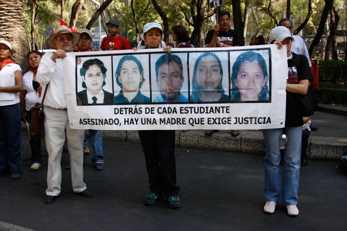 Protesta ante la embajada de Colombia en México, el 1 de marzo de 2011, para exigir justicia por los estudiantes mexicanos asesinados en Sucumbíos, Ecuador. Foto Cuartoscuro