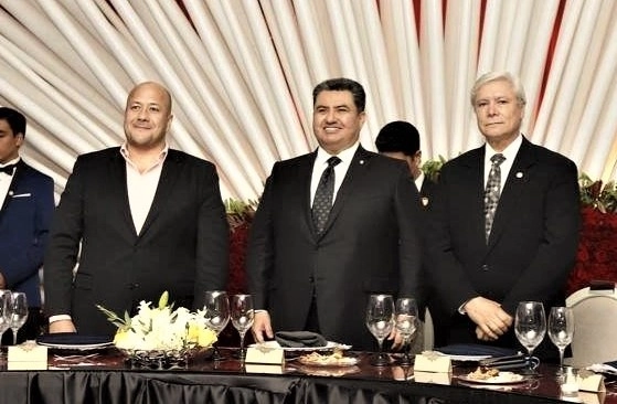 El 15 de diciembre de 2018, cuando ya había asumido el cargo de gobernador de Jalisco, Enrique Alfaro acudió a una celebración de la iglesia La Luz del Mundo, en Guadalajara, para acompañar al "apóstol" Naasón Joaquín García, al centro. A la derecha el ex gobernador de BC, Jaime Bonilla. Foto La Luz del Mundo