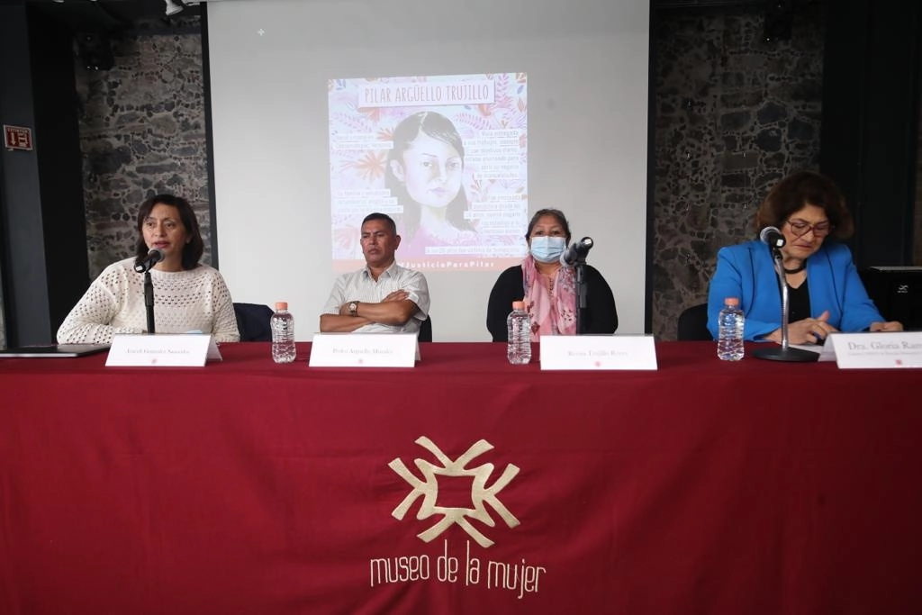 Los padres de Pilar Argüello Trujillo, Pedro Argüello y Reina Trujillo (al centro), además de los representantes de ambos, Araceli González (izquierda) y Gloria Ramírez, ofrecen conferencia de prensa sobre el avance del caso de su hija, a 10 años de su feminicidio, en la Ciudad de México, el 26 de julio de 2022. Foto Yazmín Ortega Cortés