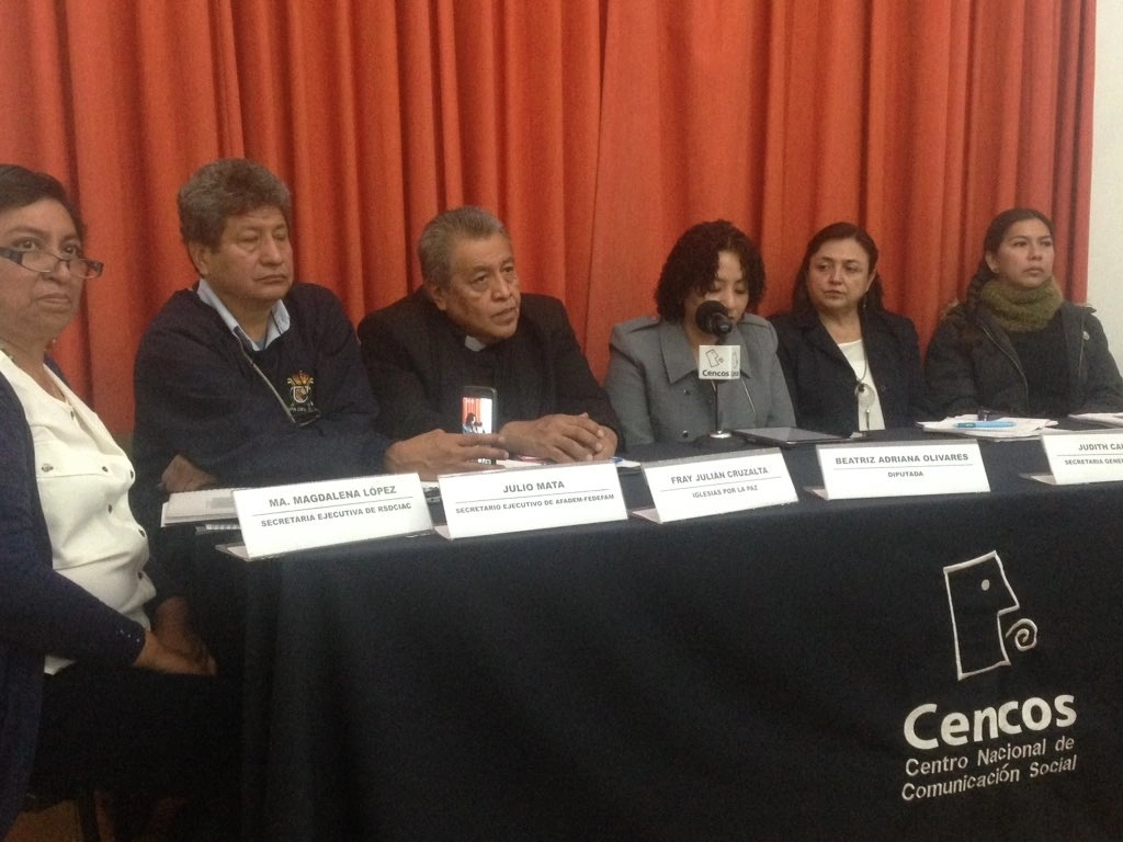 Durante una conferencia de prensa por el caso de la detención ocurrida en 2006. Foto tomada del Twitter de @cencos / archivo