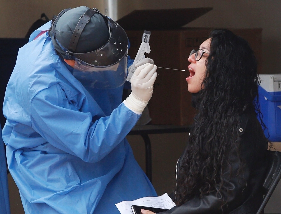 Realización de pruebas de detección de Covid-19 en el quiosco de salud instalado sobre la explanada de la alcaldía Cuauhtémoc, en la Ciudad de México. Foto Guillermo Sologuren