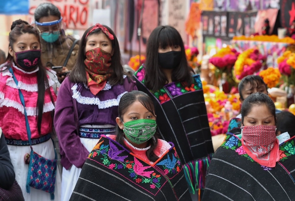 Mujeres otomíes en la Ciudad de México. Foto Marco Peláez 