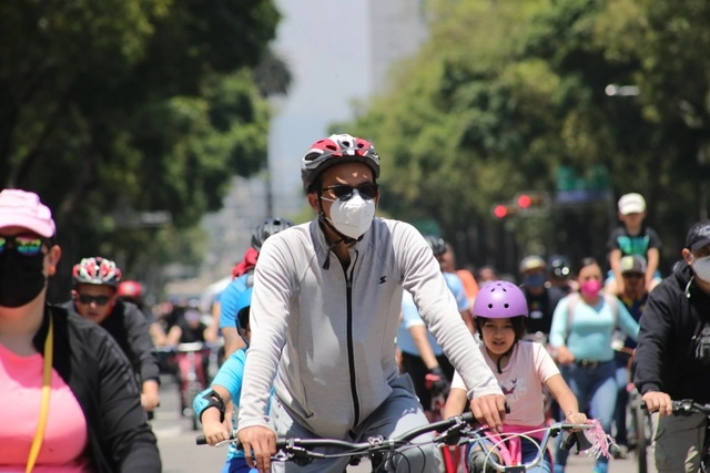 Ciclistas en el centro de la Ciudad de México. Foto Luis Castillo / Archivo