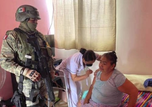 La Brigada Correcaminos acudió a vacunar a domicilio a personas con discapacidad en Nuevo Laredo, Tamaulipas, contra el Covid. Foto La Jornada