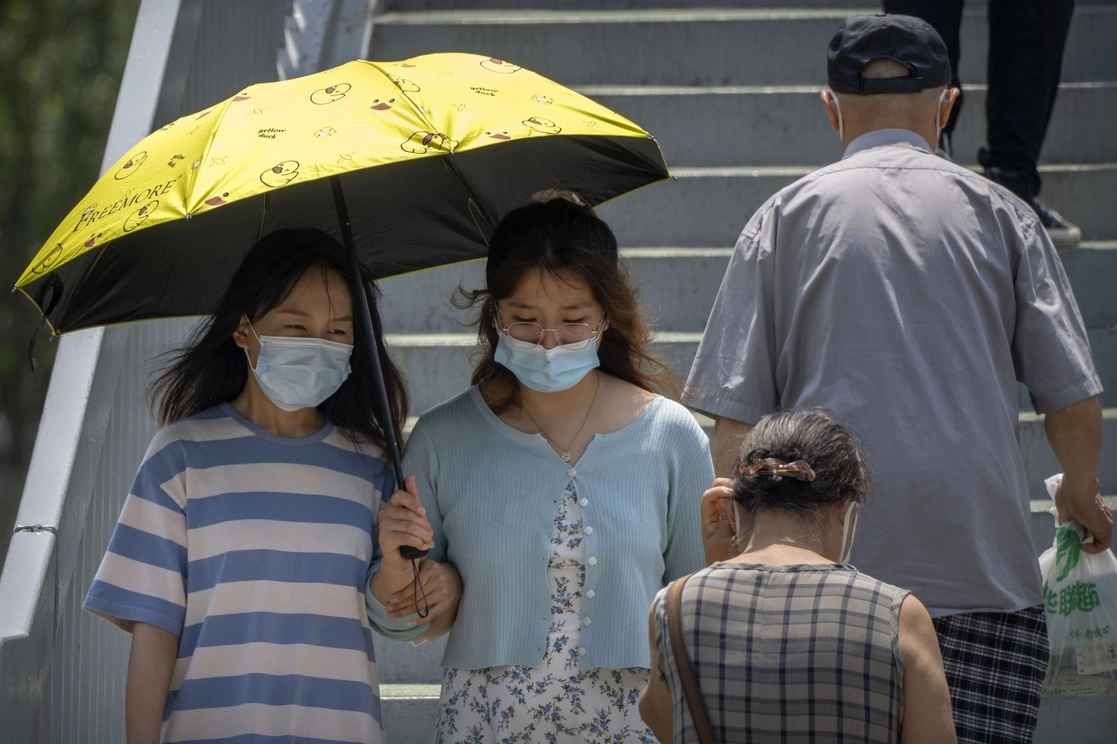 El mayor aumento semanal en los contagios se registró en Oriente Medio, con un 47 por ciento, en tanto que en Europa y el sureste de Asia fue de un 32 por ciento, y un 14 por ciento en América, según el informe publicado el miércoles por la noche por la OMS. En la imagen, mujeres caminan en Pekín, China, el 30 de junio de 2022. Foto Ap