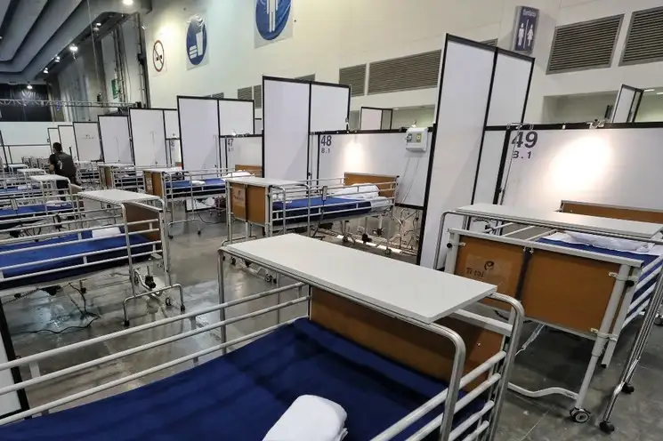 Instalaciones del hospital temporal para pacientes de Covid-19, que distintas fundaciones privadas instalaron dentro del Centro Citibanamex, en la CDMX. Foto Marco Peláez