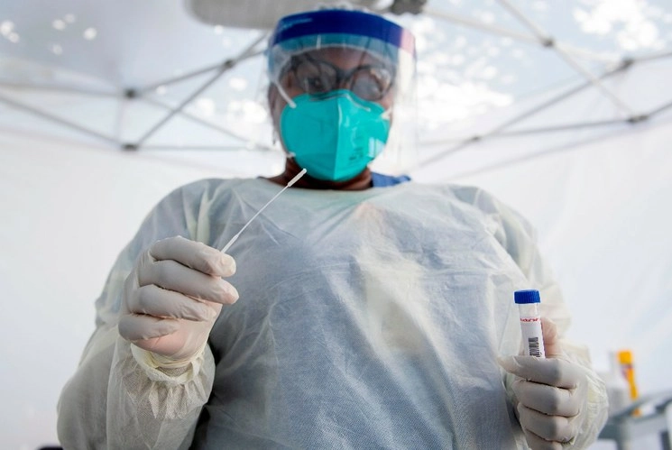 El número de casos de coronavirus registrados en todo el mundo ha superado los 18 millones. Foto Afp