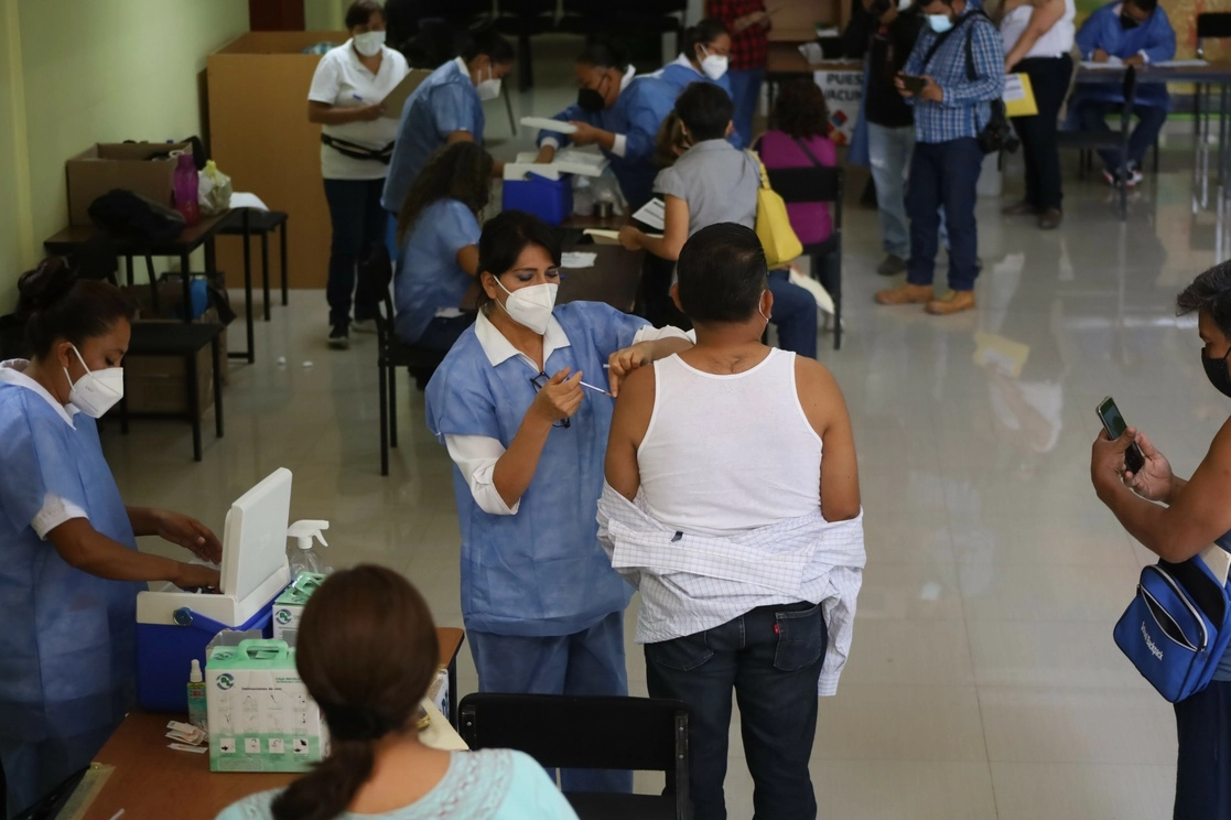 Uno de los módulos de vacunación de la capital de Oaxaca. Foto Jorge Pérez Alfonso