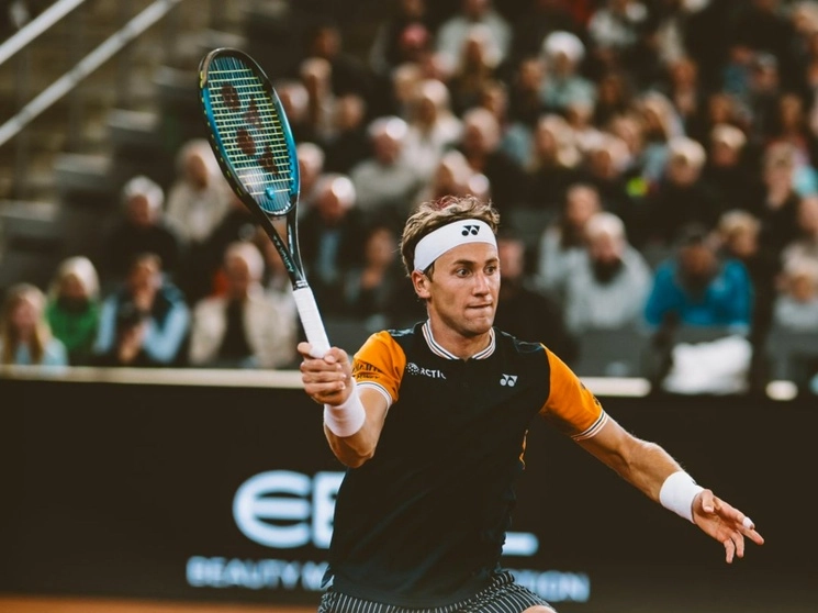 El tenista noruego, Casper Ruud, avanzó a la tercera ronda del torneo de Hamburgo, en Alemania, el 27 de julio de 2023. Foto @atptour
