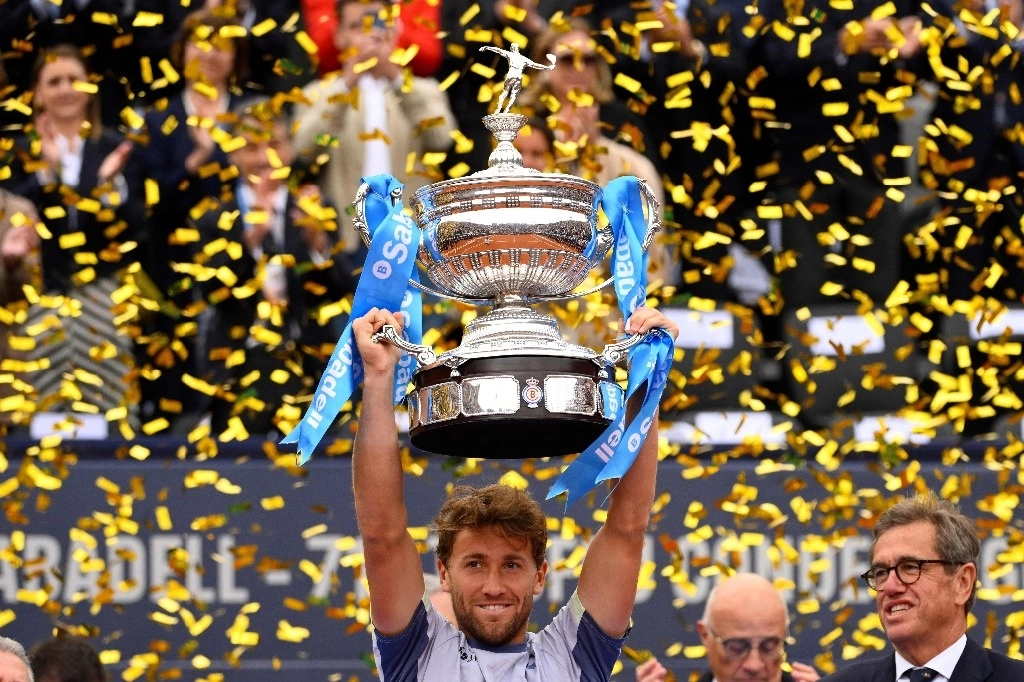 El tenista noruego, Casper Ruud, se impuso con sets de 5-7 y 3-6 al griego Stefanos Tsitsipas en la final del torneo ATP 500 Conde de Godó. Foto Afp 
