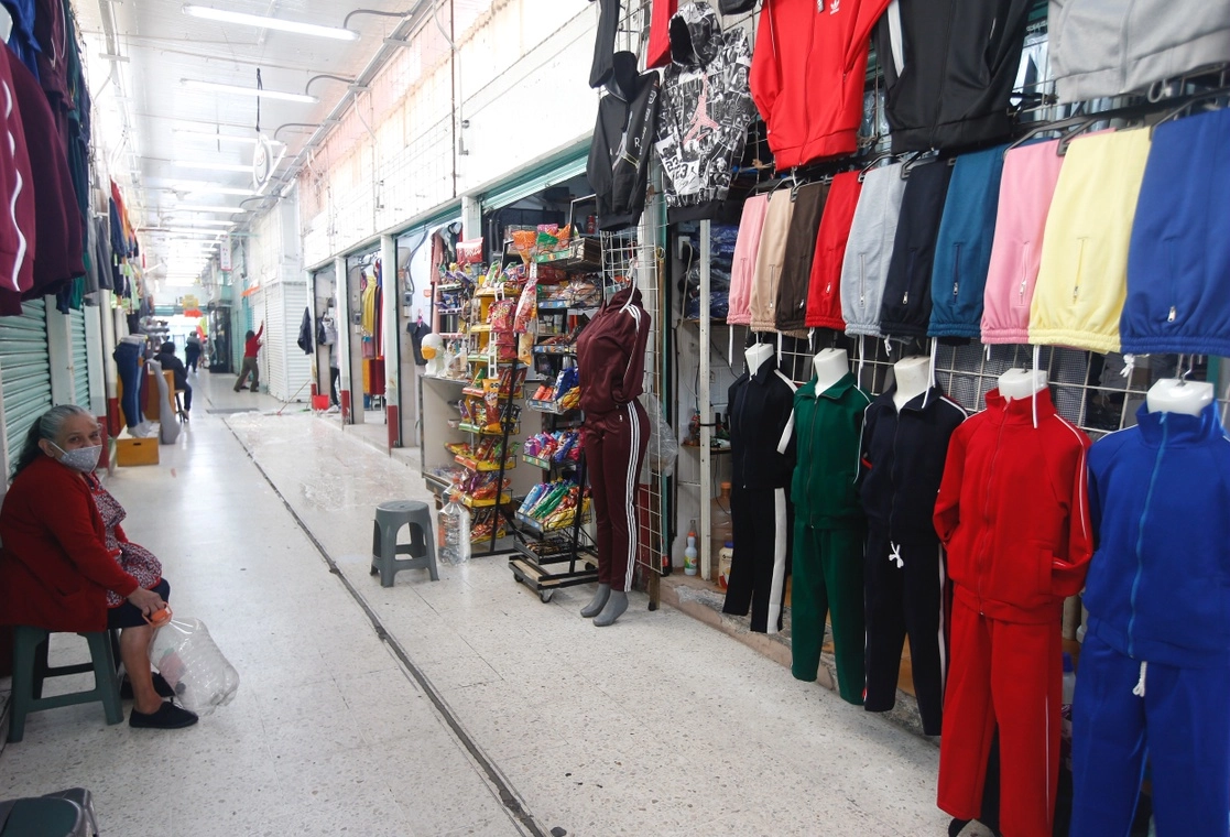 Pasillos del Mercado Mixcalco, en la alcaldía Cuauhtémoc, en la Ciudad de México. Foto Guillermo Sologuren / Archivo