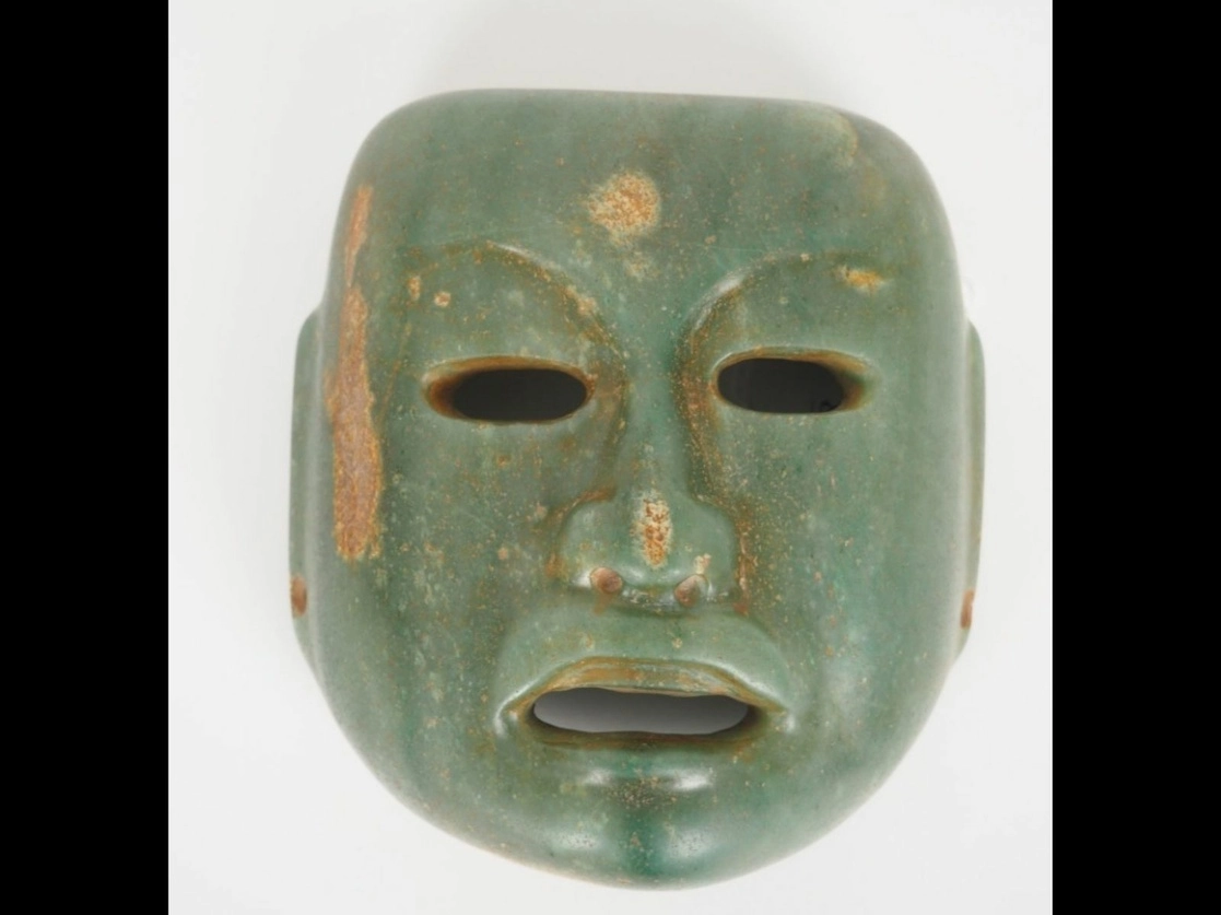 Máscara en piedra verde estilo olmeca, presentada como del periodo formativo o preclásico, que se ofreció en el remate 'Arqueologías mediterráneas, artes asiáticas, artes primitivas, curiosidades del mundo' de la casa de subasta Vermot & Associés el pasado 20 de noviembre. Foto tomada del sitio de https://www.vermotetassocies.com/