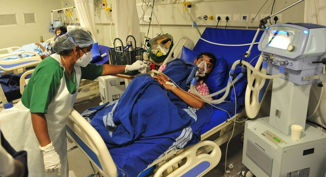 Pacientes con Covid-19 que reciben tratamiento dentro de una sala de hospital en Bangalore, India, el 1 de mayo de 2021. Foto Xinhua