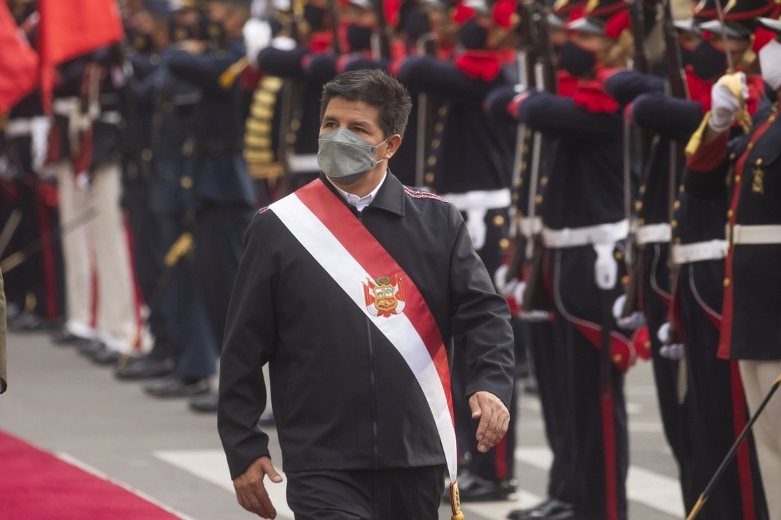El presidente peruano, Pedro Castillo, camina frente a la Guardia de Honor a su llegada previo a dar un mensaje ante el pleno del Congreso, en Lima, Perú, el pasado 15 de marzo. Foto Xinhua