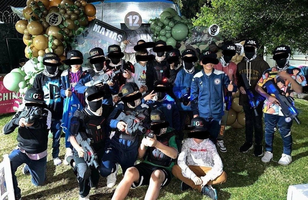 En redes sociales circularon imágenes de la fiesta infantil con motivos "narcos" que ofreció el jugador Julio César “Cata” Domínguez. Foto Twitter