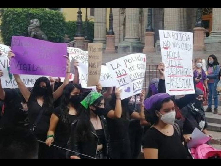 Activistas protestaron el martes pasado frente al teatro Juárez, en Guanajuato capital, en repudio a la represión que sufrieron mujeres y periodistas a manos de policías municipales de León, durante una manifestación en la plaza del Templo Expiatorio, en esa ciudad, el sábado pasado. Foto Carlos García