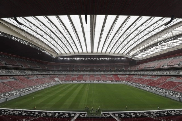Khaled ben Khalifa al-Thani, primer ministro de Catar, informó que las personas las personas no vacunadas no podrán ingresar a los estadios. Foto Ap/Archivo