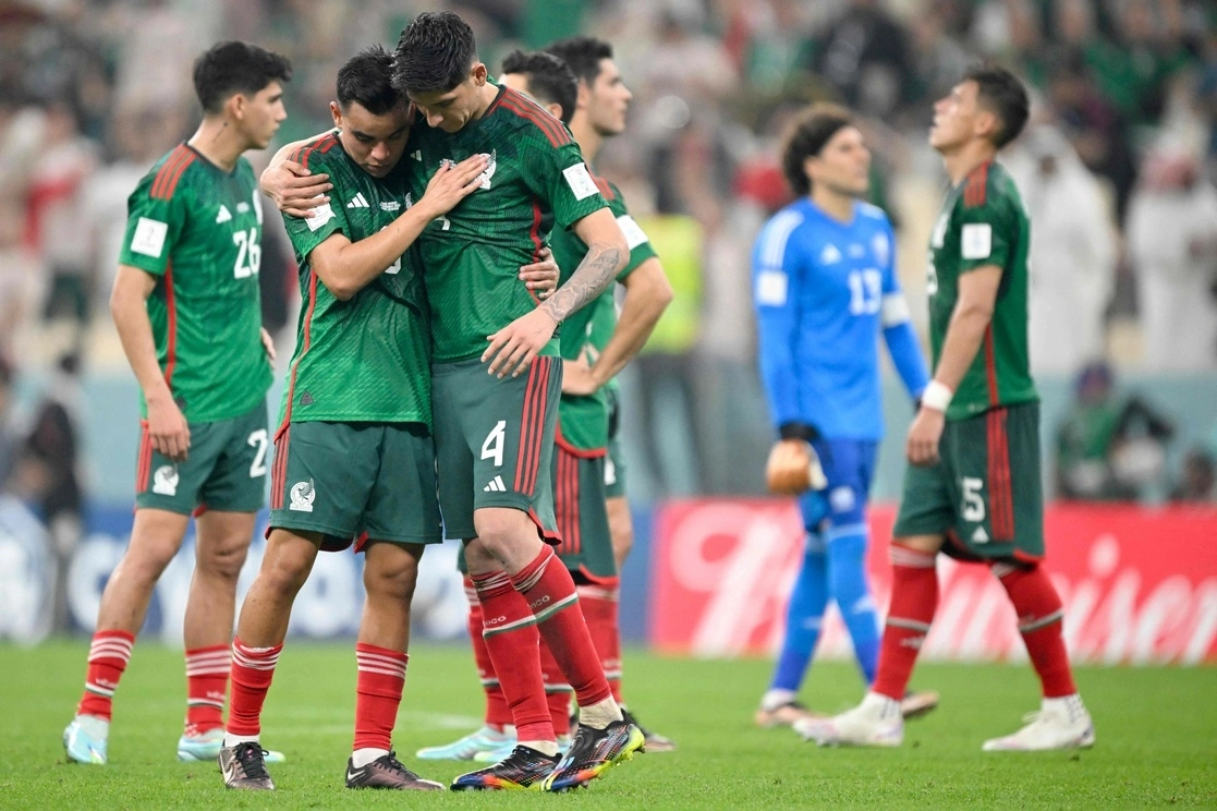 En la cancha, los jugadores se consolaban ante el tropiezo en Qatar. Foto Afp / Archivo