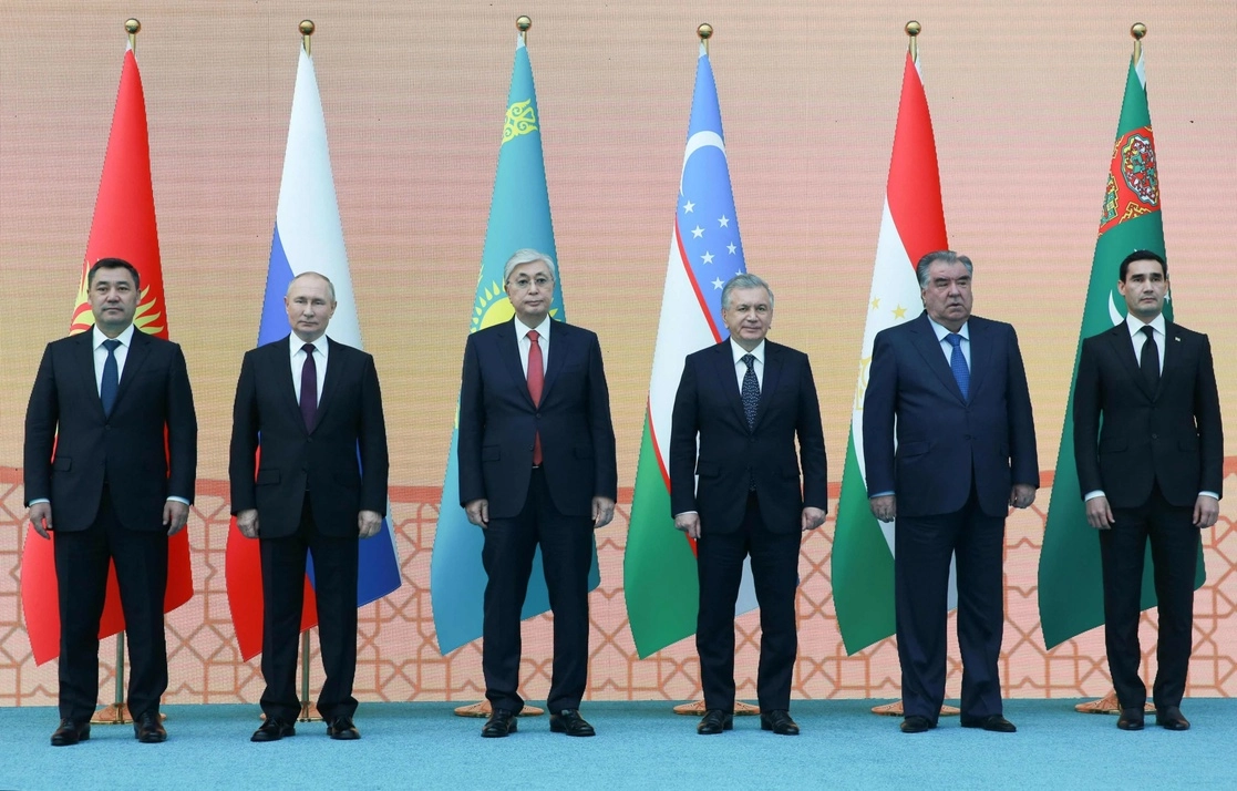 El presidente de Rusia, Vladimir Putin (segundo desde la izquierda), participó esta semana en tres cumbres con jefes de Estado de naciones de Asia central. La imagen, el cuadro oficial de la Conferencia de Interacción y Medidas de Confianza. Foto Afp