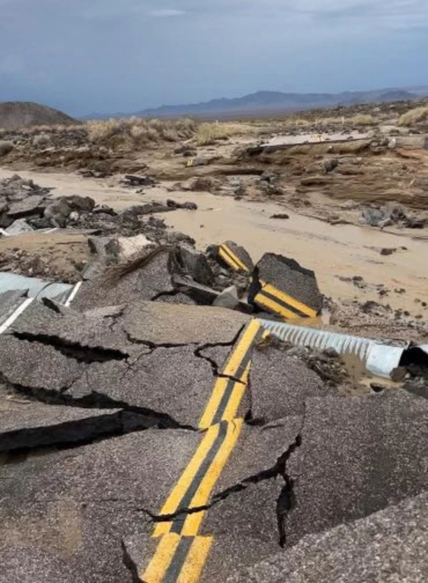 Daños en carreteras por lluvias en California. Foto Ap