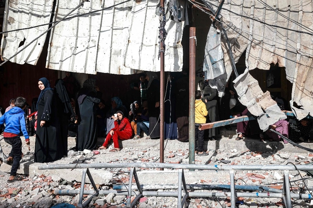 Palestinos desplazados hacen fila para comprar azúcar en Rafah, en el sur de la Franja de Gaza, el 10 de diciembre de 2023. Foto Afp