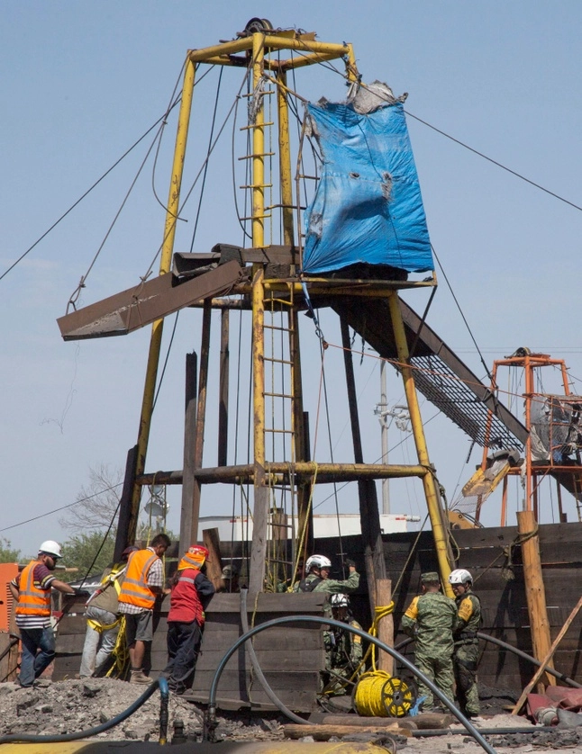 Soldados mexicanos y personal de rescate trabajan para rescatar a 10 mineros atrapados en la mina de carbón. Foto Afp
