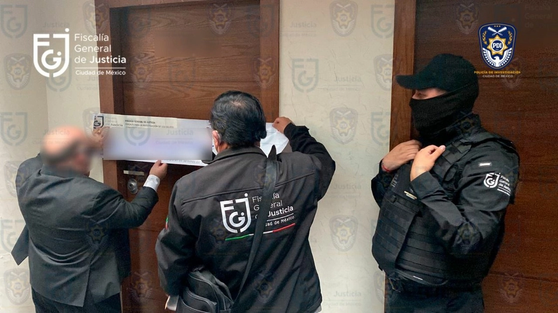 Personal de la Fiscalía durante uno de los cateos. Foto FGJCDMX