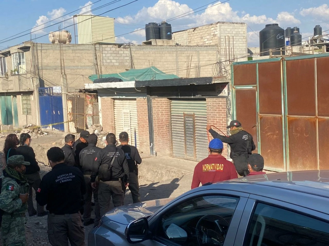 Autoridades catearon siete predios relacionados con el ‘huachicoleo’ donde localizaron una toma clandestina conectada a un ducto de Pemex, lo que provocó una fuga el pasado 29 de marzo. Foto Javier Salinas Cesáreo