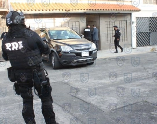 Personal de la Fiscalía de la CDMX realizó un cateo en el domicilio de Nelson Toledo. Foto @FiscaliaCDMX