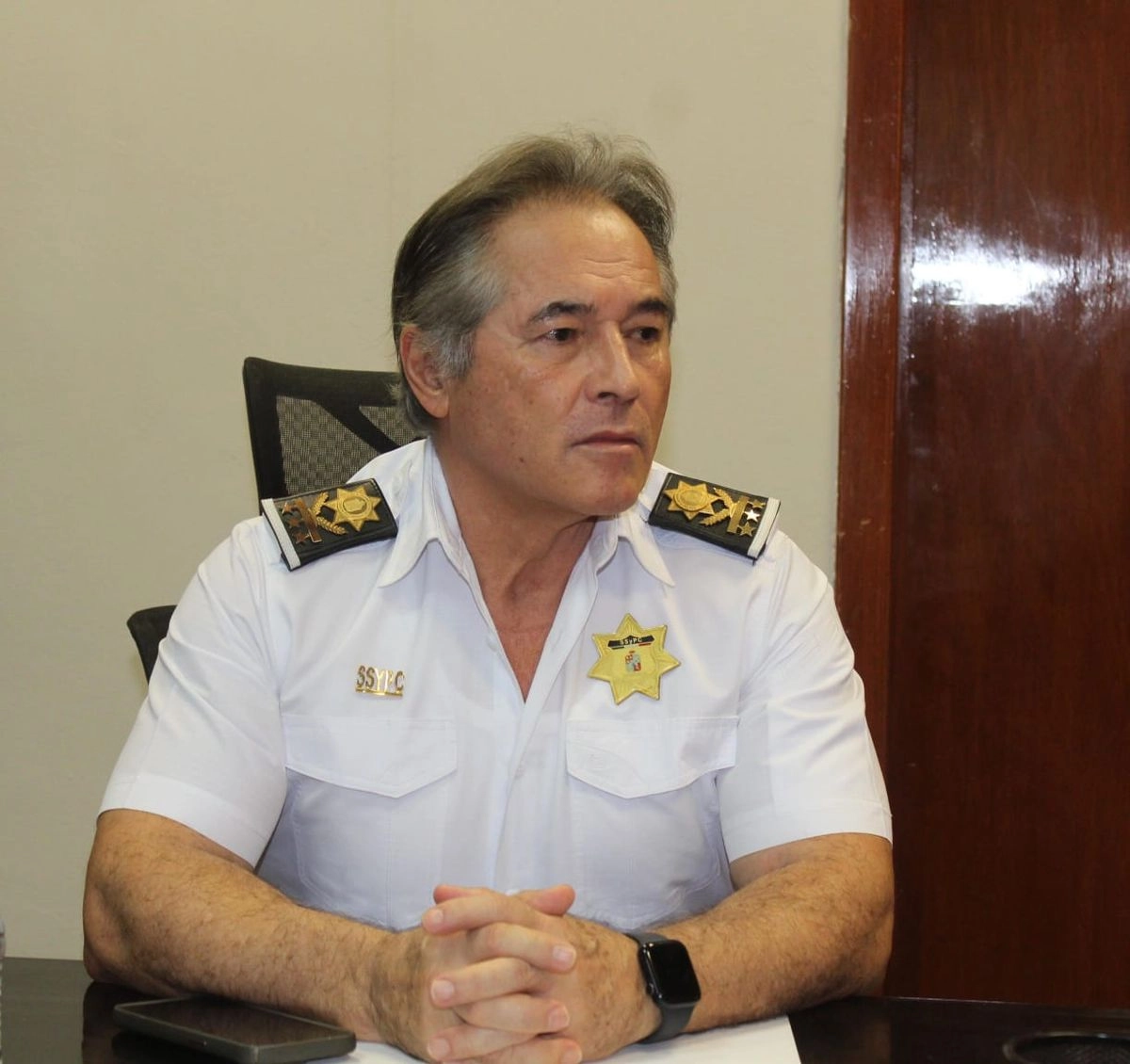 Los elementos del grupo Fuerza Interinstitucional de Reacción Inmediata (FIRT) Olmeca sus elementos sustrajeron  una caja fuerte del inmueble cateado. El operativo que inició a las 6:30 de la tarde se prolongó hasta la media noche. Foto
