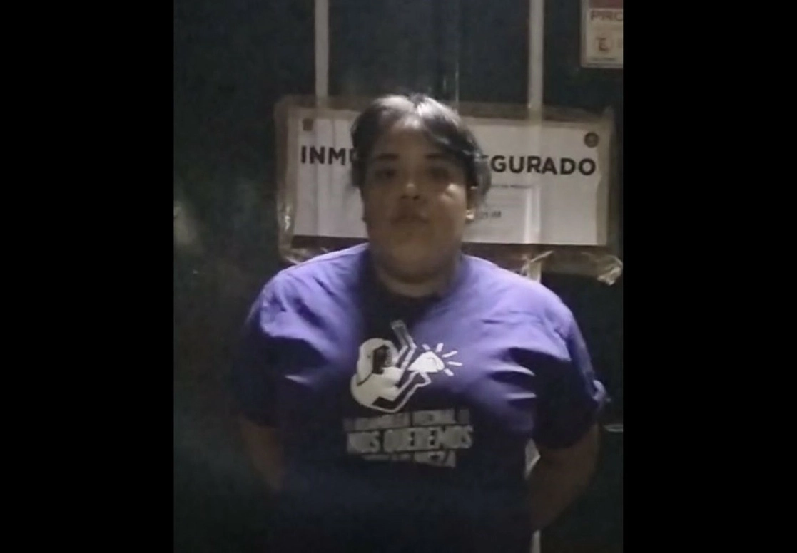 Chrisna Sofía integrante del colectivo Nos Queremos Vivas Neza, denunció el cateo efectuado por elementos de la FGJEM. Foto La Jornada