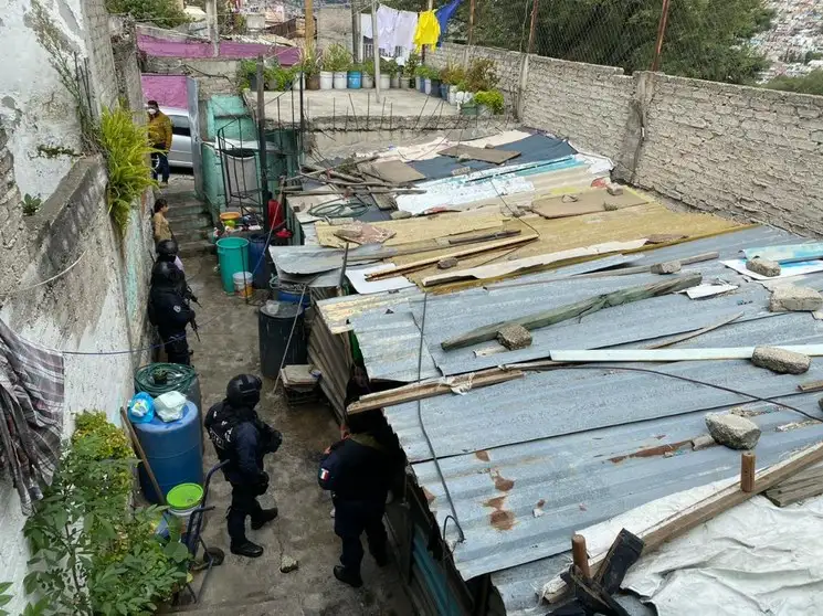 Policías ingresaron al domicilio en busca de pruebas. Foto FGJEM
