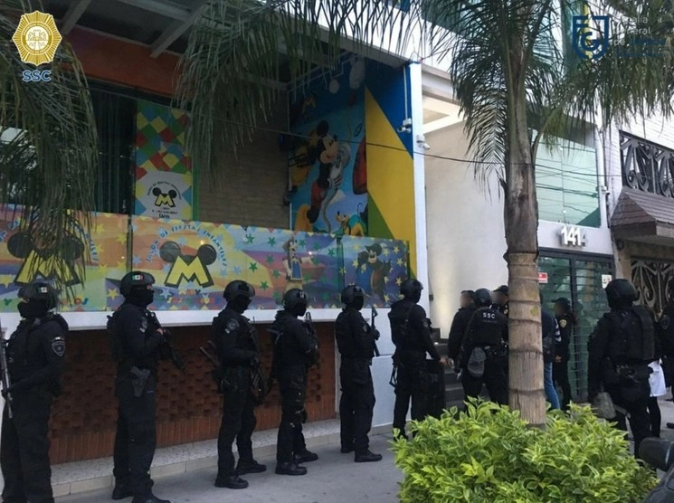 Elementos de la SSC resguardan un domicilio vinculado con una investigación por operaciones con recursos de procedencia ilícita. Foto SSC