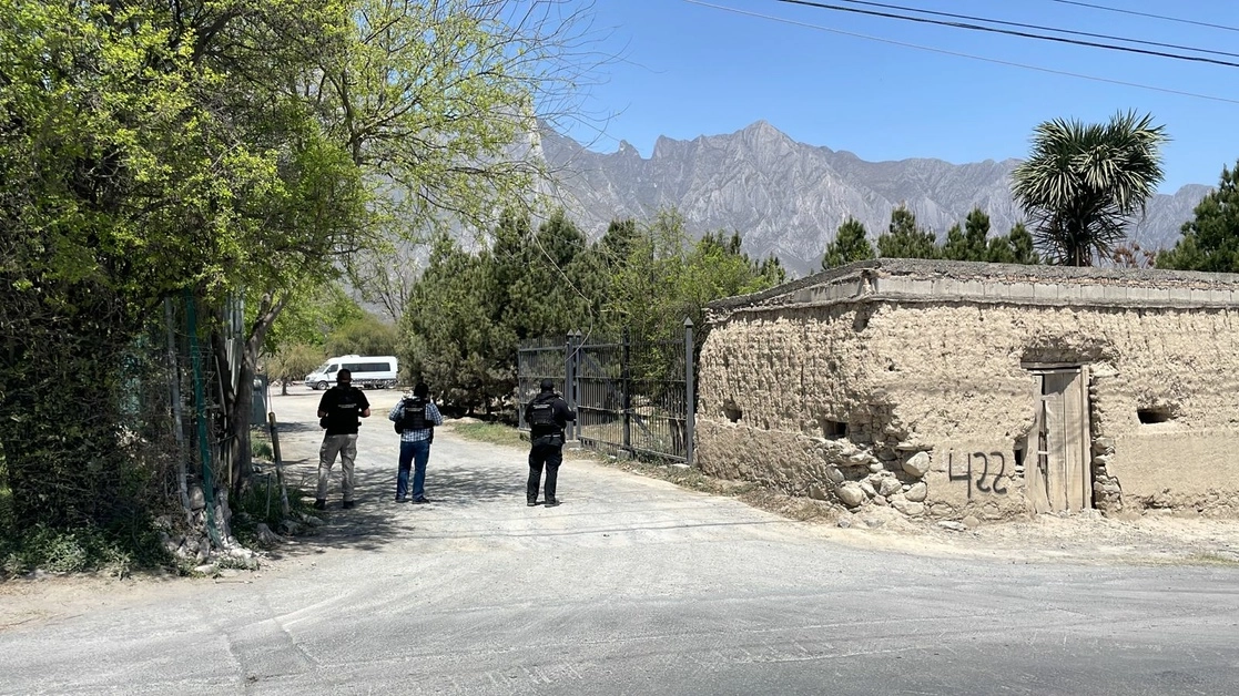 Autoridades realizan el cateo de una casa del ex gobernador Jaime Rodríguez Calderón, El Bronco,, ubicada en el centro del municipio de García. Foto Yolanda Chio