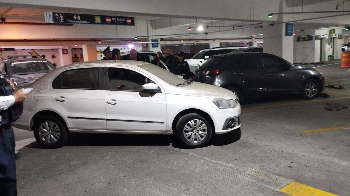 En el cateo del estacionamiento público de la Terminal 2 del AICM se recuperó un auto marca Volkswagen tipo Gol color blanco con placas de circulación UPG-531-G, así como un Mazda 3 modelo 2018. Foto 
