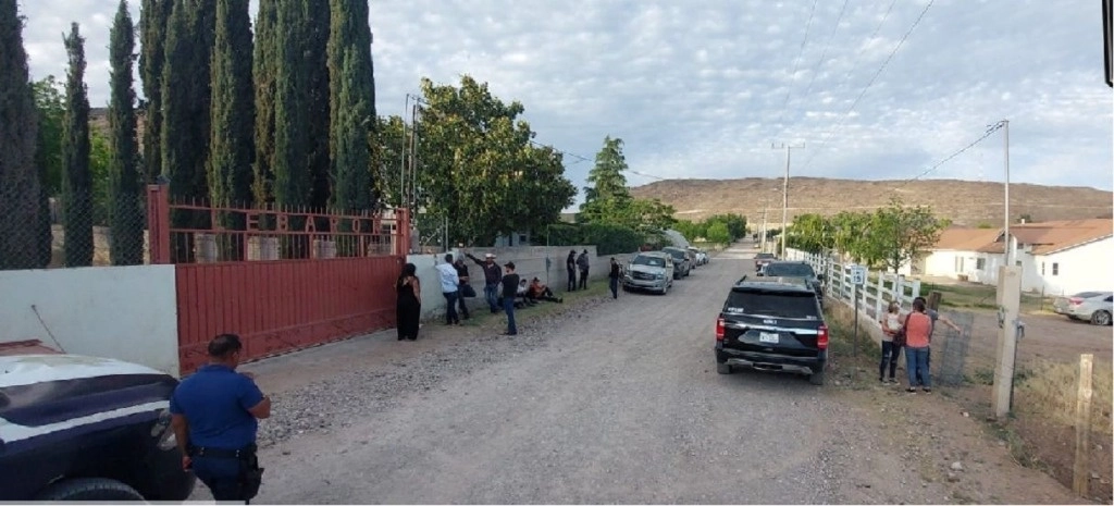El domingo, el alcalde de Galeana, Ammón Dayer LeBaron Tracy, y el líder de la comunidad mormona, Julián LeBaron, encabezaron una manifestación afuera del tribunal en Nuevo Casas Grandes y culparon al juez de control por la impunidad en el caso y dejar libre Adán Dayer L. Fotografía cortesía FGE