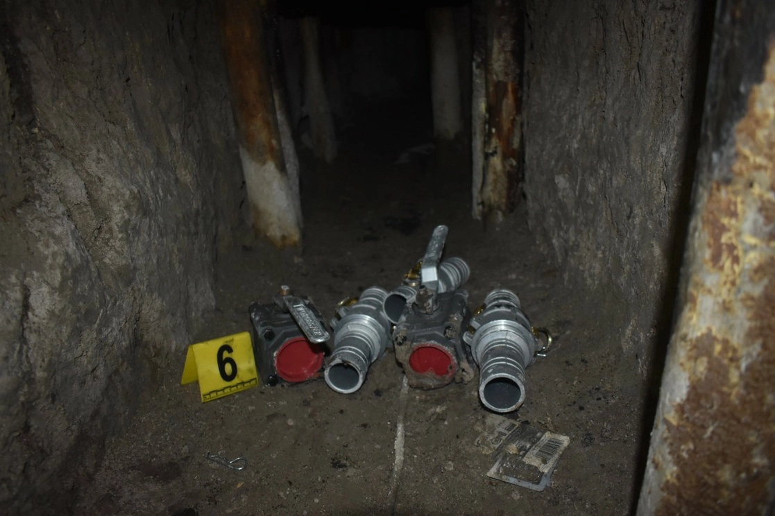 La FGJEM informó que fueron cateados tres inmuebles ubicados en Acolman, en uno de los cuales fue encontrado un túnel que conduce a una toma de hidrocarburo de un ducto de Pemex. Foto ‘La Jornada’