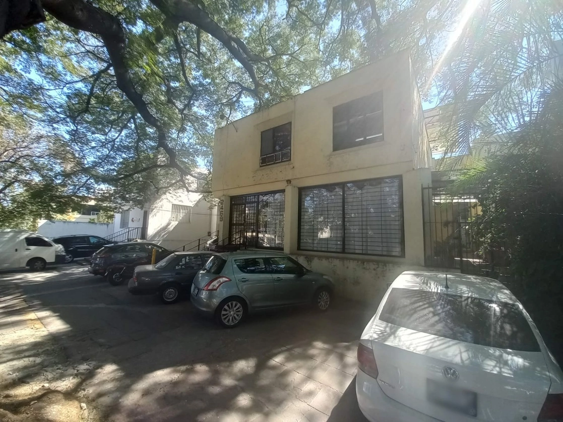 La Notaría 64, ubicada en la avenida La Paz de la colonia Arcos Vallarta, en Guadalajara, fue suspendida desde 2014 y cateada este domingo por elementos de la Fiscalía de Jalisco. Foto tomada de la cuenta de Facebook de la Fiscalía