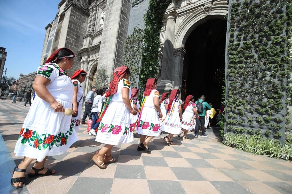 Participantes en la Procesión de la Rectoría de la Inmaculada Concepción llegan a la Catedral Metropolitana, en el Centro Histórico de la Ciudad de México, el 29 de diciembre de 2024. Foto María Luisa Severiano