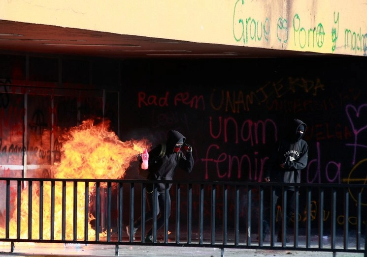 Encapuchados vandalizan las instalaciones de la Torre de Rectoría de la UNAM el pasado 04 de febrero de 2020. Foto Alfredo Domínguez