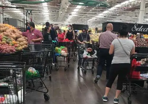 Capitalinos abandonaron el confinamiento para comprar la despensa, prepararse para el retorno a sus actividades o salir del aburrimiento. Foto Laura Gómez