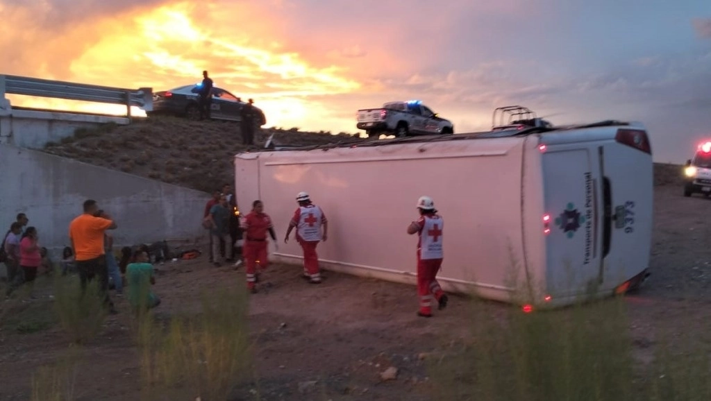 Además de la mujer fallecida, identificada como Rosa Dávila García, murió Edgar Manríquez, chofer del camión, informó la Fiscalía General del Estado Distrito Zona Sur. Foto 'La Jornada'