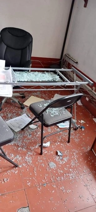 Los quejosos rompieron mobiliario. Foto La Jornada