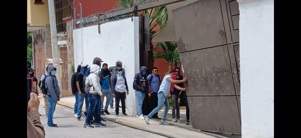 Los contingentes de maestras y maestros, derribaron el portón de la entrada; lanzaron piedras a los vidrios de las ventanas, y destrozaron algunas chapas de las puertas, además de que tiraron los escritorios y anaqueles, al no conseguir la reunión presencial con autoridades de la SEG. Foto Sergio Ocampo Arista 