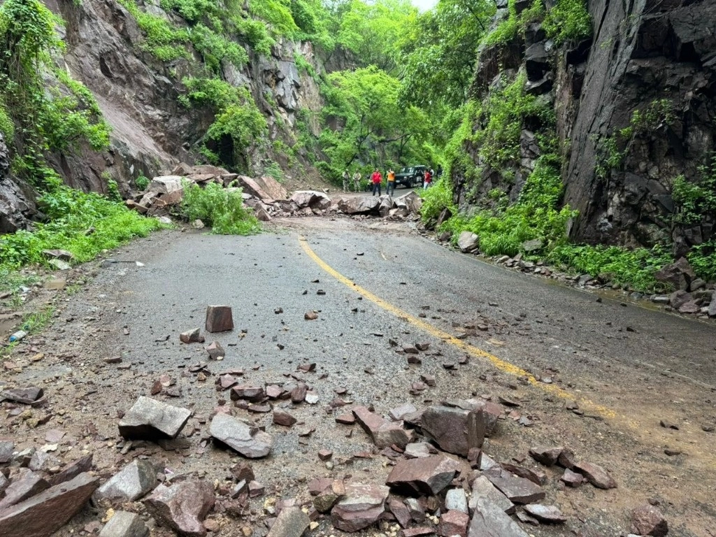 Los derrumbes en la carretera Uruapan-Lombardía- Nueva Italia fueron a la altura de Matanguarán, El Manguito y el puente El Marqués. Foto tomada de X @sct_michoacan