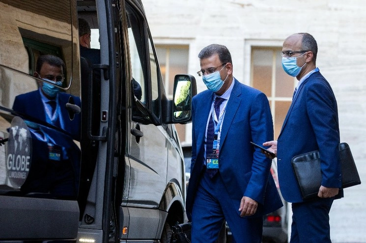 Delegados a un comité de la ONU para Siria abandonan el edificio de las Naciones Unidas en Ginebra, después de que se anunció la aparición de un contagio de Covid-19 en ese grupo de trabajo, el 24 de agosto de 2020. Foto Ap