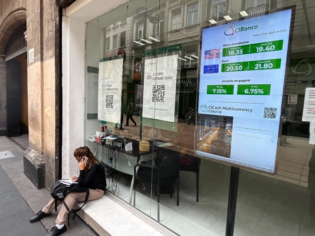 La cautela se impuso en el mercado cambiario mexicano, sin muchos cambios cerró el peso este lunes. Foto Luis Castillo/Archivo