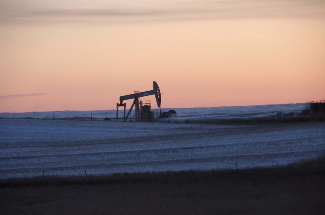 El precio del petróleo WTI cae 3.64 por ciento a 83.69 dólares por barril, mientras que el Brent retrocede 3.44 por ciento a 89.64 dólares. La imagen, en New Town, Dakota del Norte. Foto Ap / Archivo
